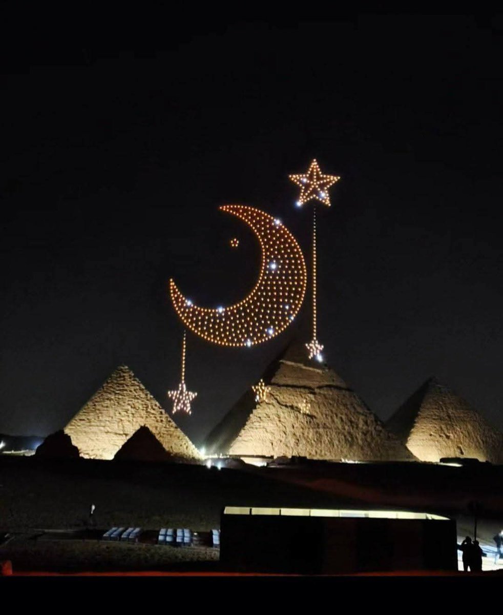 JessyYusry's tweet photo. رمضان فى مصر حاجة تانية 🌙🇪🇬
طائرات الدرون من أهرامات الجيزة https://t.co/lRsPCOzh0x