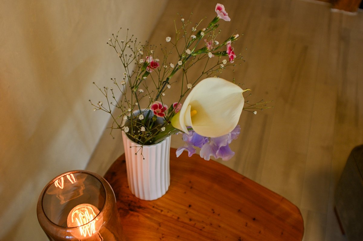 Francfrancで買った花瓶に花を飾りました。