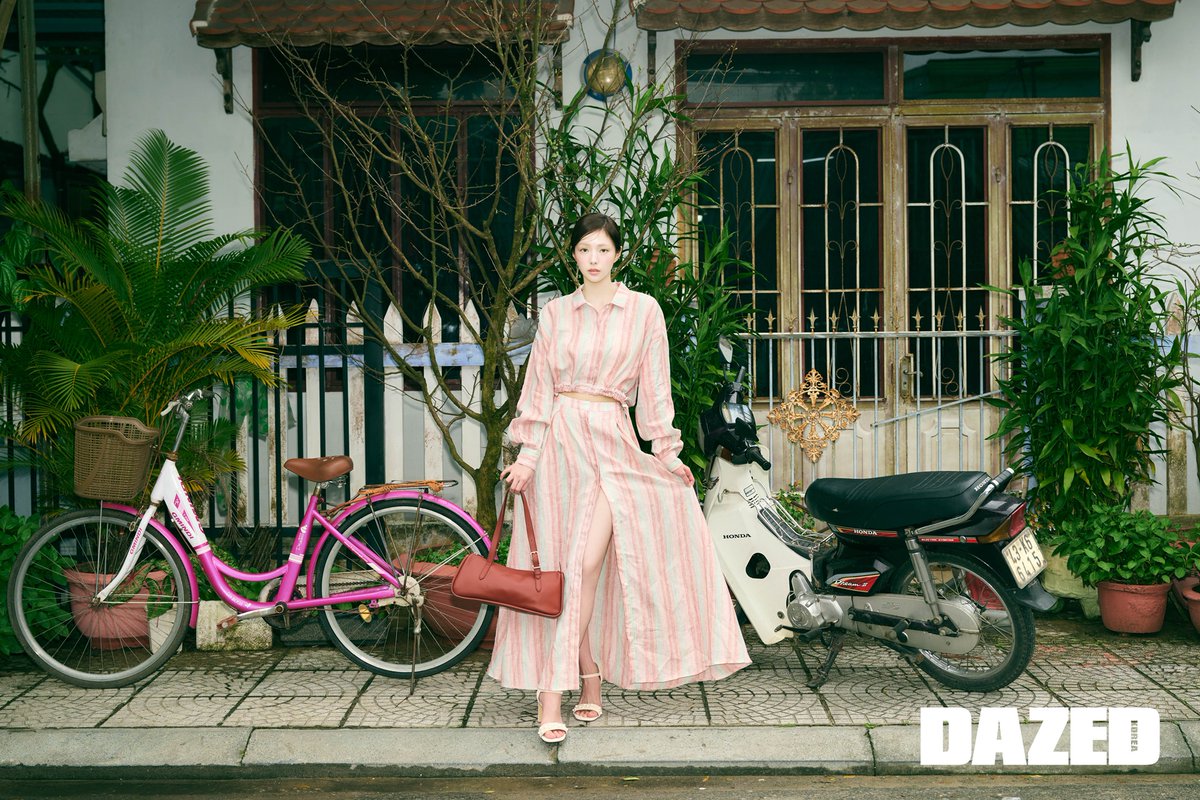 kkbyss_official's tweet photo. [#NEWS]
바람이 불고 비가 내려도 마냥 행복하다고 했다. 그저 좋은 사람들과 함께 있다는 것만으로도 행복한 채수빈의 지금 이 순간.
📰 https://t.co/5YBbDHrc0e

#채수빈 #ChaeSooBin
#데이즈드 #DAZEDKOREA
#광고 #롱샴 #HoianaResortGolf https://t.co/jodDFHagLm