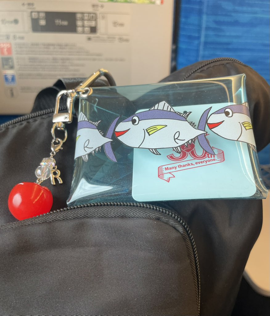 皆様に倣って、私もいただいた🍅チャーム＋ツナ🐟ポーチ！！ デカ旅行