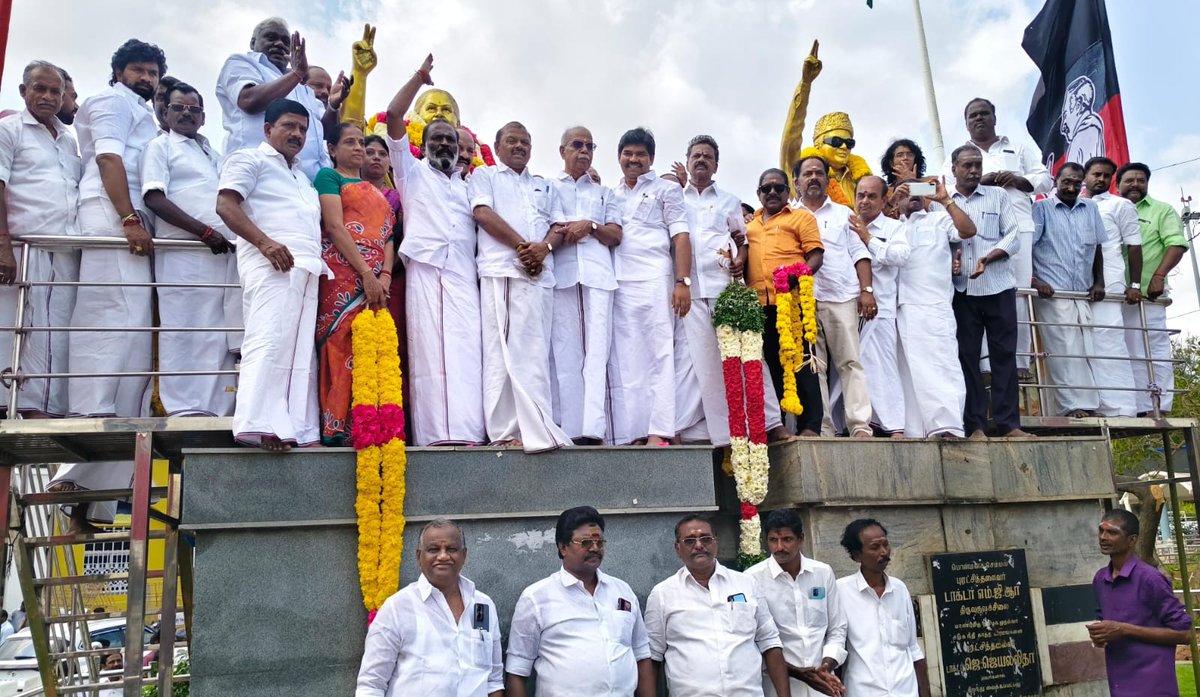 புரட்சித்தலைவி, தங்கதாரகை, இதயதெய்வம் அம்மா அவர்களின் 78 ஆம் ஆண்டு பிறந்தநாளை தஞ்சாவூர் மத்திய மாவட்ட மாநகர கழகம் சார்பில் ஊர்வலமாக சென்று தஞ்சாவூர் இரயில் நிலையம் அருகில் உள்ள புரட்சித்தலைவி அம்மா அவர்களின் திருவுருவசிலைக்கு மாலை அணிவித்து மரியாதை செய்தபோது...
#என்றென்றும்_அம்மா