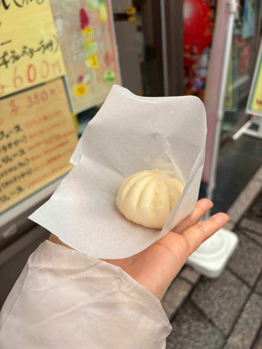 中華街でちっこい豚まんゲット。80円。 #Mリーグ全国一気通貫ツアー