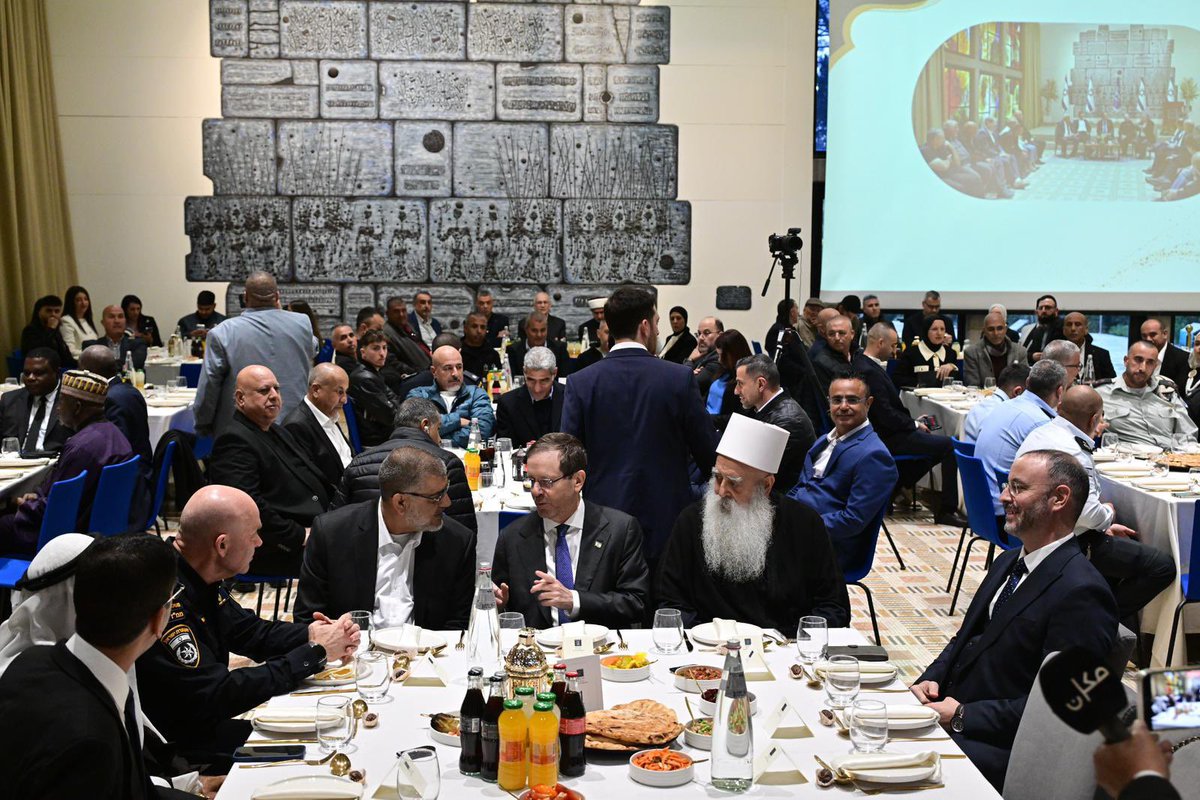 Des nouvelles de l'apartheid imaginaire en Israël : 

Le président de l'Etat a accueilli (comme tous les ans) dans sa résidence officielle l'iftar, le repas de fin de journée de jeûne du Ramadan. 

Décidément, Israël est aussi nul en génocide qu'en apartheid.