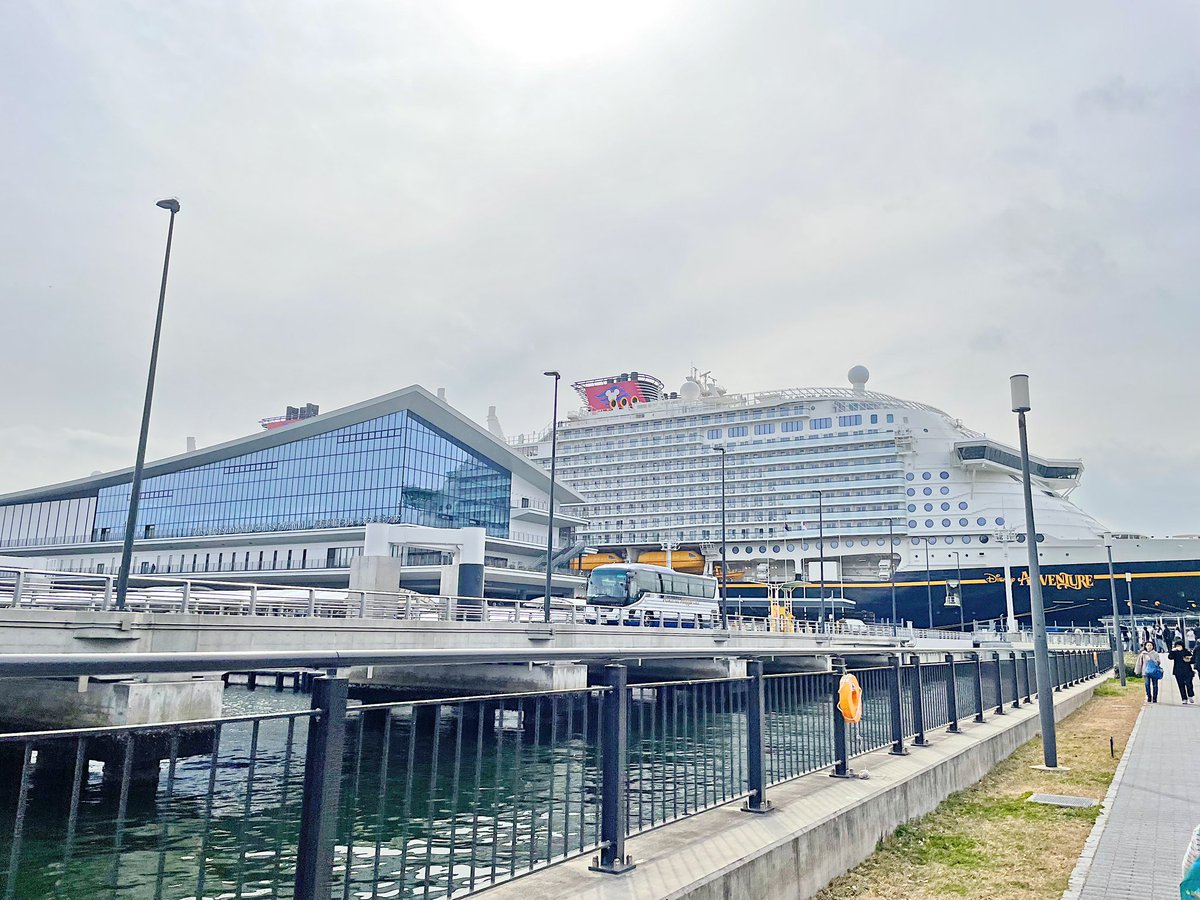 yume_wdw's tweet image. 東京国際クルーズターミナルもびっくりの大きさ🤣笑

ターミナルが船にスポッと入る大きさだった🤣
一瞬クルーズのデザインかと思った笑

寄ってきた国の国旗があるのよーって教えてくださった方がいて、あーそういうの大好きだ🥹ってなった🥰笑

#DCL
#ディズニークルーズ
#ディズニーアドベンチャー