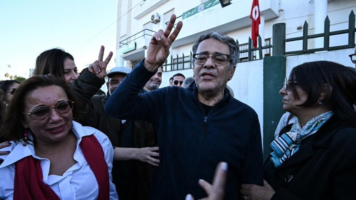 RFIAfrique's tweet photo. Tunisie: l'avocat Ahmed Souab libéré après sa condamnation à cinq ans de prison en octobre dernier https://t.co/shWQxMCESv https://t.co/sad2rjsSs1