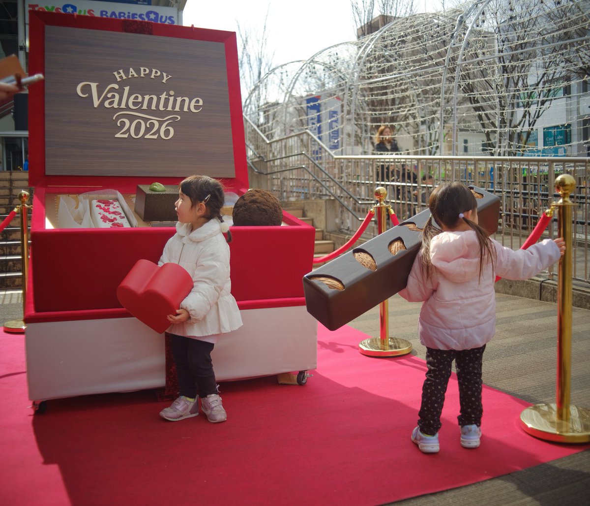 grayart_412's tweet photo. 先日のイベントへご来場の皆様ありがとうございました！

当日は大きなチョコに興奮するお子様の姿や家族で撮影される様子が見られ、とても嬉しく思いました☺️

本物ですか？という声も多く、美術会社として誇らしい気持ちです😊

今後も美術の力を活かした空間作りに励んで参ります！
#バレンタイン https://t.co/bZzBVwcJVd