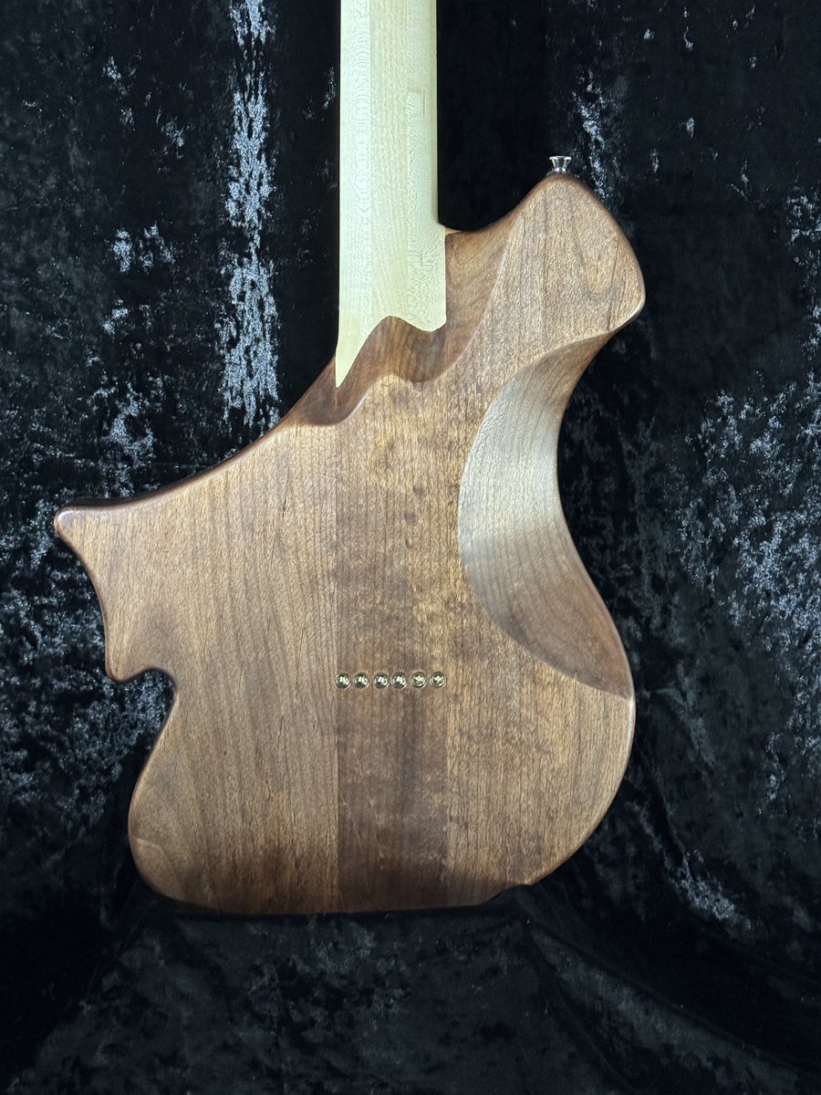 先日のギタークラフトコンテストにも出場した作品！ 座りながら弾く時