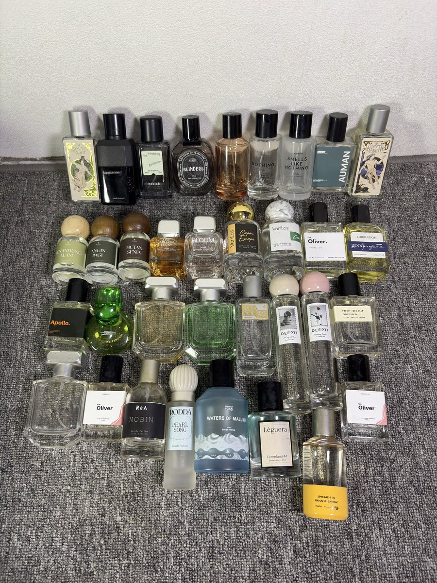papaojol's tweet photo. Ini personal opinion aja ya, Mas Dino.

Menurutku selain siang dan malam, biasanya aku pake parfum berdasarkan occasions-nya juga

Siang - Outdoor = Fresh, ozonic, fruity and floral
Siang - Indoor (AC) = Vanilla base masih aman tapi jangan yg ‘giung’, notes pendukungnya bisa fruity atau floral.

Olahraga = Fresh, floral, ozonic, fruity.
Intimate moment = White floral, rose, atau tipe tipe parfum intimate yg soft and calming, dan skin scent gitu.

Yang paling aku hindari itu parfum vanilla manis terus dipake olahraga atau siang dengan cuaca panas/outdoor activities.