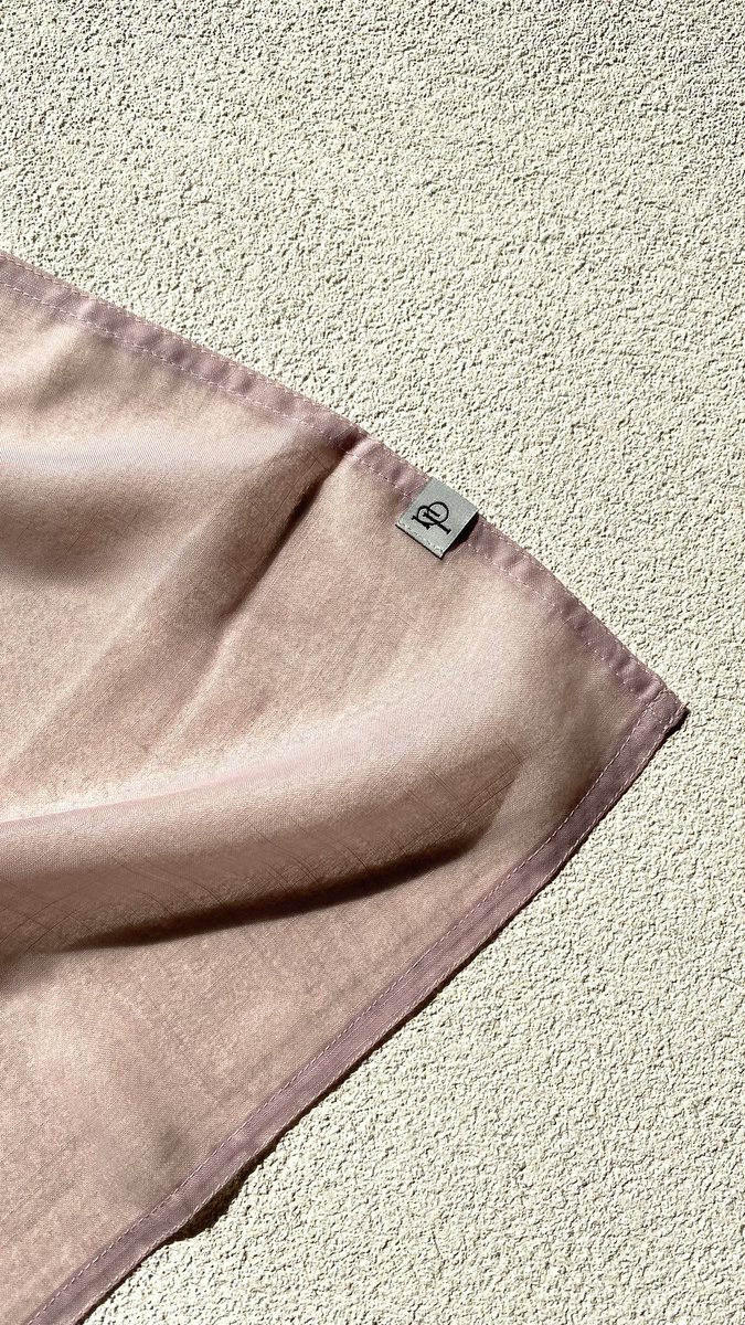 lagi suka pake pashmina yang jatohnya halus &amp; flowy gini 🤍
 tipe yang dipake buru-buru tetep keliatan rapi, ga kaku, dan ga berat di kepala. Ga setebel voal &amp; ga setipis viscose
dipake lama ga gerah dan gampang diatur, literally effortless