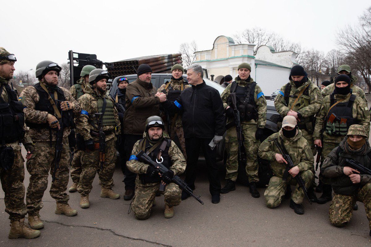 poroshenko's tweet photo. Чотири роки з того жахливого дня, коли повномасштабна війна увірвалася в кожен український дім. І вже дванадцять років відтоді, як росія почала вторгнення, анексувавши Крим та розпаливши війну на Донеччині.  
 
Для когось ця велика війна чомусь стала несподіванкою. Для когось навпаки. Думаю, логічніше підготуватися і тим самим відбити в агресора бажання нападати, ніж затуляти вуха й очі, ігноруючи попередження звідусіль. Тоді ми доклали всіх можливих зусиль, щоб підготувати країну та зберегти людей. Попереджали, писали законопроєкти, вимагали перенаправити гроші на військо, готувалися до боротьби.  
 
І, думаючи про це зараз, я дуже хотів би тоді помилитися. Щоб великої війни не було. Щоб Гліб Бабіч, Олег Барна, Сергій Іконніков, Юра Каракай та тисячі інших українців були живі. Щоб на кладовищах не майоріло так багато прапорів. Щоб не було жахіття в Бучі та Ірпені. Щоб в наших містах було тихо та мирно. 
 
Але треба говорити чесно та прямо. Попри всі наші старання, держава зустріла повномасштабне вторгнення неготовою. Не на рівні людей — люди зробили неможливе, і завдяки цьому ми вистояли. Неготовою виявилася влада зі своїми «потім», «не на часі», «не нагнітайте», зі звичкою перекладати відповідальність і економити на безпеці. 
 
Але є факт, який росія не прорахувала: українці не погодяться зникнути, здатися, асимілюватися. Перші дні нас тримала не надійна система, а характер, взаємна довіра, вміння самоорганізуватися. І безкінечний героїзм армії, яка встояла. Ми заплатили за це страшну ціну. Тому тепер не маємо права жити, ігноруючи реальність.  
 
Етап боротьби «на характері» минув. Без системної роботи держави тепер не вистояти. Потрібна зброя та боєприпаси, захист та навчання для військових, фортифікаційні споруди, технологічна зброя, реформи у війську, виробництво всередині країни, порядок у державі. Потрібно стабілізувати економіку та відновити добрі відносини з союзниками. Потрібен компетентний уряд з нульовою толерантністю до корупції, правильні непопулярні рішення замість красивих презентацій. Потрібно, потрібно, потрібно.  
 
Цей день став днем пам’яті, яка зобов’язує. Про тих, кого ми вже не повернемо. Про тих, хто зараз тримає лінію. Чотири роки — це довго. Але недостатньо, щоб звикнути. Ми не звикнемо. Але вистоїмо.