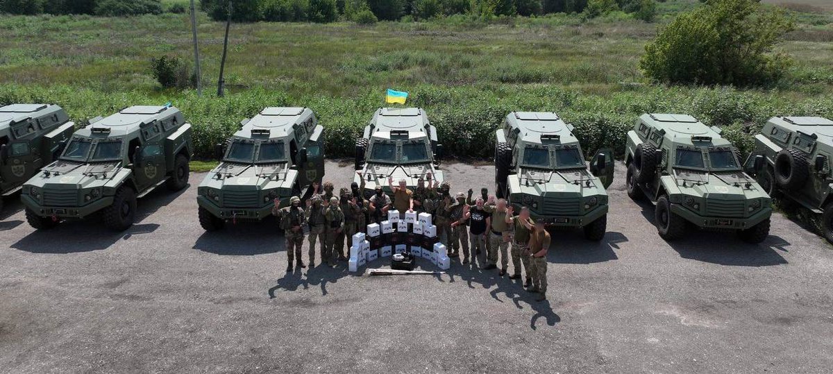 poroshenko's tweet photo. Чотири роки з того жахливого дня, коли повномасштабна війна увірвалася в кожен український дім. І вже дванадцять років відтоді, як росія почала вторгнення, анексувавши Крим та розпаливши війну на Донеччині.  
 
Для когось ця велика війна чомусь стала несподіванкою. Для когось навпаки. Думаю, логічніше підготуватися і тим самим відбити в агресора бажання нападати, ніж затуляти вуха й очі, ігноруючи попередження звідусіль. Тоді ми доклали всіх можливих зусиль, щоб підготувати країну та зберегти людей. Попереджали, писали законопроєкти, вимагали перенаправити гроші на військо, готувалися до боротьби.  
 
І, думаючи про це зараз, я дуже хотів би тоді помилитися. Щоб великої війни не було. Щоб Гліб Бабіч, Олег Барна, Сергій Іконніков, Юра Каракай та тисячі інших українців були живі. Щоб на кладовищах не майоріло так багато прапорів. Щоб не було жахіття в Бучі та Ірпені. Щоб в наших містах було тихо та мирно. 
 
Але треба говорити чесно та прямо. Попри всі наші старання, держава зустріла повномасштабне вторгнення неготовою. Не на рівні людей — люди зробили неможливе, і завдяки цьому ми вистояли. Неготовою виявилася влада зі своїми «потім», «не на часі», «не нагнітайте», зі звичкою перекладати відповідальність і економити на безпеці. 
 
Але є факт, який росія не прорахувала: українці не погодяться зникнути, здатися, асимілюватися. Перші дні нас тримала не надійна система, а характер, взаємна довіра, вміння самоорганізуватися. І безкінечний героїзм армії, яка встояла. Ми заплатили за це страшну ціну. Тому тепер не маємо права жити, ігноруючи реальність.  
 
Етап боротьби «на характері» минув. Без системної роботи держави тепер не вистояти. Потрібна зброя та боєприпаси, захист та навчання для військових, фортифікаційні споруди, технологічна зброя, реформи у війську, виробництво всередині країни, порядок у державі. Потрібно стабілізувати економіку та відновити добрі відносини з союзниками. Потрібен компетентний уряд з нульовою толерантністю до корупції, правильні непопулярні рішення замість красивих презентацій. Потрібно, потрібно, потрібно.  
 
Цей день став днем пам’яті, яка зобов’язує. Про тих, кого ми вже не повернемо. Про тих, хто зараз тримає лінію. Чотири роки — це довго. Але недостатньо, щоб звикнути. Ми не звикнемо. Але вистоїмо.