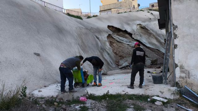 El Pleno del Ayuntamiento de Lorca aprueba la expropiación de terrenos en San Cristóbal para crear zonas verdes mientras avanzan las obras de emergencia para estabilizar el talud cosasdelorca.com/el-pleno-del-a… a través de @cosasdelorca