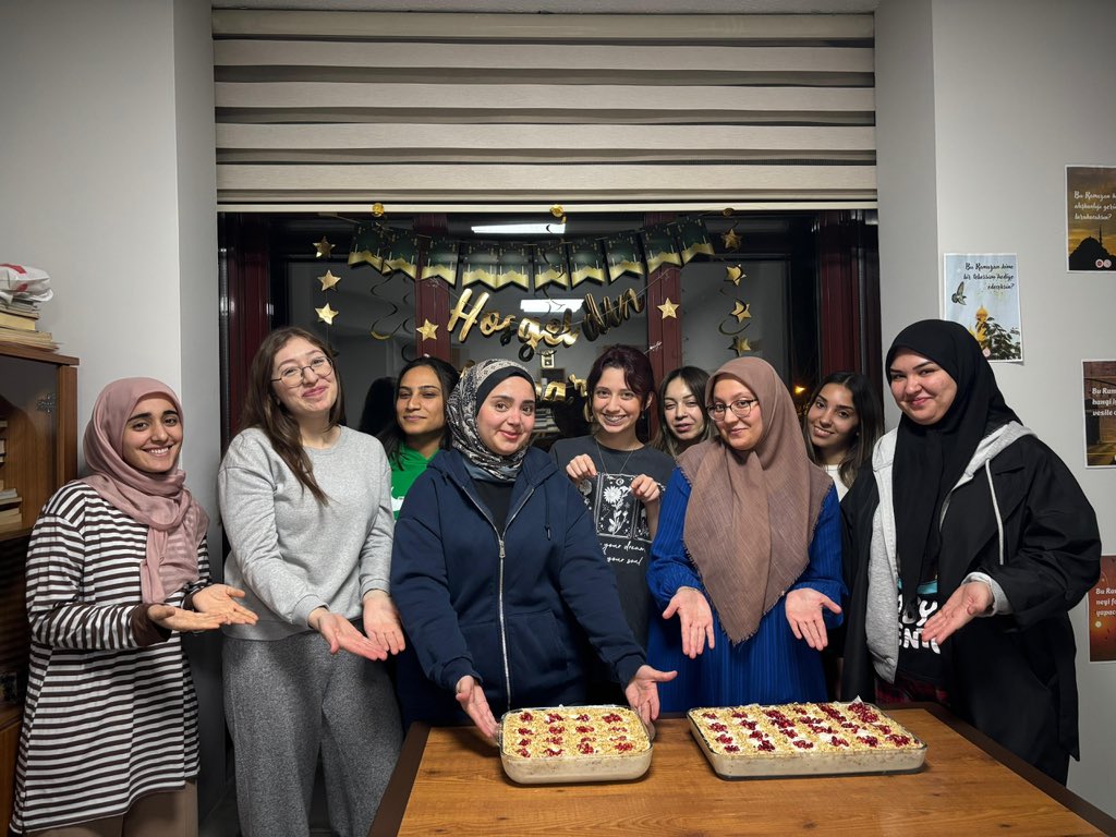 👩‍🍳Hubbi Hatun Yurdu

Osmanlı Saray mutfağından günümüze uzanan, Ramazan ayının vazgeçilmezi "Güllaç" öğrencilerimizin ellerinde tat buldu. 
#On Parmağımda On Marifet"