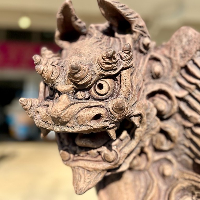 がんじゅう駅・南城で出会ったシーサーたち。 同じシーサーでも、全然