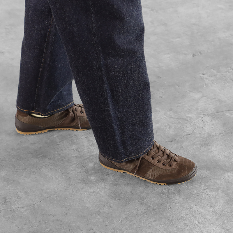 MOONSTAR #FINEVULCANIZED
GYMNA ACE
BROWN

1970年代に体育館履きとして生産していたバレーボールシューズを現代に再現したモデル。爪先を覆う左右非対称の補強や軽量を目的とした薄底構造など、当時競技用として考えられた仕様を取り入れ再構築しました。
store.moonstar.co.jp/products/detai…
