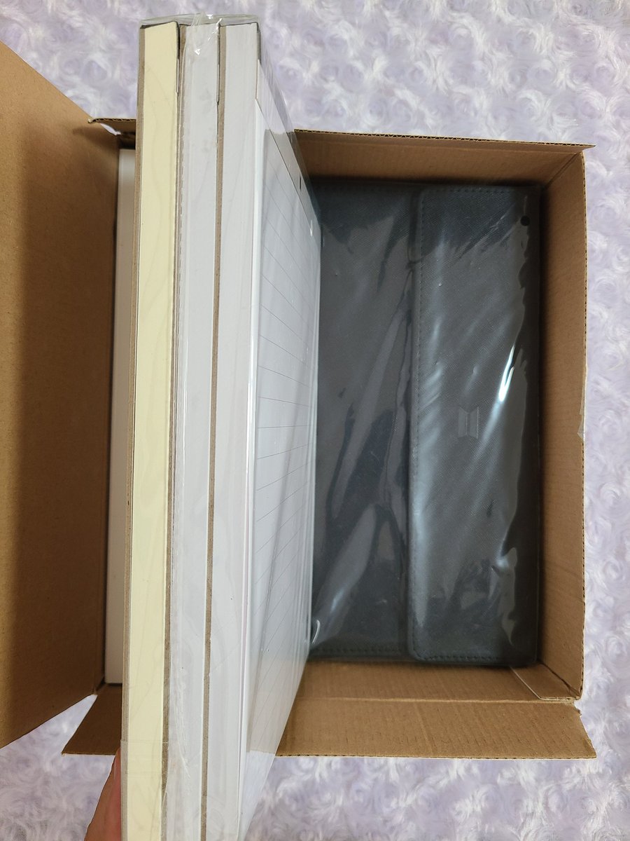 kimvantaeshop's tweet photo. wts lfb

BTS Artist-Made Collection AMC Black
Note and Cover Set by Suga Yoongi

2,800 php

- Only used two pages
- No photocard, making log, and pen
- Good condition
- Not for sensitive collectors
- On-hand and ready to ship
- Prio PAYO or DOP https://t.co/YV7akOQUWP