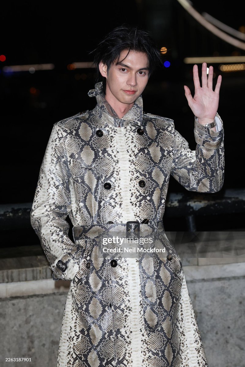 พาส่องลุคของหนุ่มหล่อสายแฟ! “ไบร์ท วชิรวิชญ์” <a href="/bbrightvc/">bright</a> แบรนด์แอมบาสซาเดอร์ของ “Burberry” เข้าร่วมชมโชว์คอลเล็กชั่น Winter 2026

BRIGHT LFW 2026 
#BurberryAW26xBRIGHT
#BurberryxBright 
#Burberry <a href="/Burberry/">Burberry</a>
#bbrightvc

📸 : Cr. Gettyimages 🙏🏻