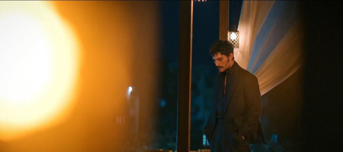 “-keşke herkes senin gibi görebilse”

“-Senin kimseye ihtiyacın yok, ee ben burdayım yetmez mi? ”

Şimdi o konak sesiz, nefessiz, ruhsuz. Kimsesiz..