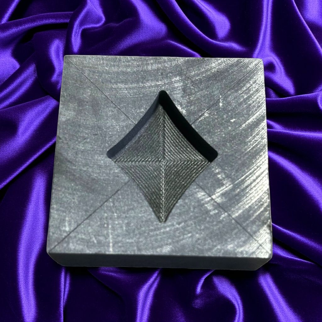 InfoScottish's tweet image. Shine bright with your own pours! This high-density Diamond Graphite Mold delivers sharp, faceted detail for 1oz silver or gold. Durable, precise, and a real "gem" for your casting bench. 

Link in Bio.

#SilverCasting #Diamond #DIYStacker #PureScottishSilver #UKStackers