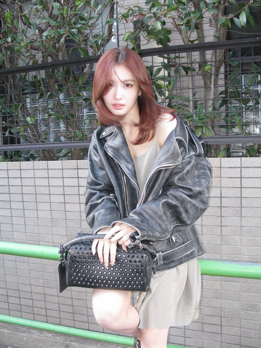 боже я люблю момо уже 9 лет, за все это время она появлялась без челки два с половиной раза и только потому что боялась проколоть уши, а сейчас я наблюдаю то, как _ТА САМАЯ_ челка отрастает уже почти до уровня губ……я знала, что однажды она осознает силу своего открытого лба