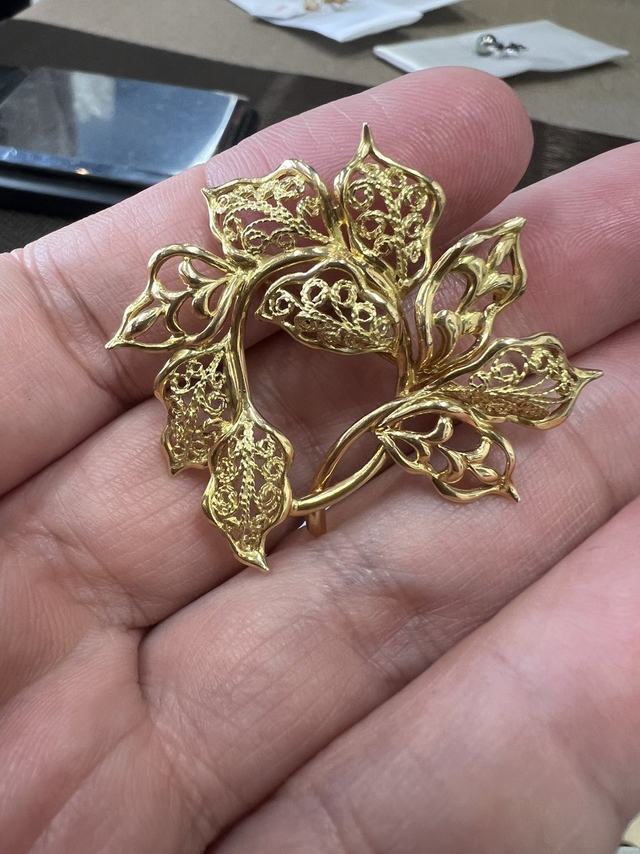 K18透かしブローチ。 昔取引先に卸した商品だけど何gだと思いますか