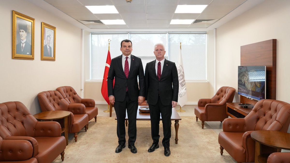 s_selimsimsek's tweet photo. İstanbul Valimiz Davut Gül’ü; MKYK Üyemiz Mert Kaya ve İstanbul Alperen Ocakları İl Başkanımız Hasan Balcı ile birlikte ziyaret ettik. İstanbul’un güncel meseleleri, kamu düzeni ve şehir yönetimi üzerine verimli istişarelerde bulunduk. 

#İstanbul https://t.co/VIFus7Kaka
