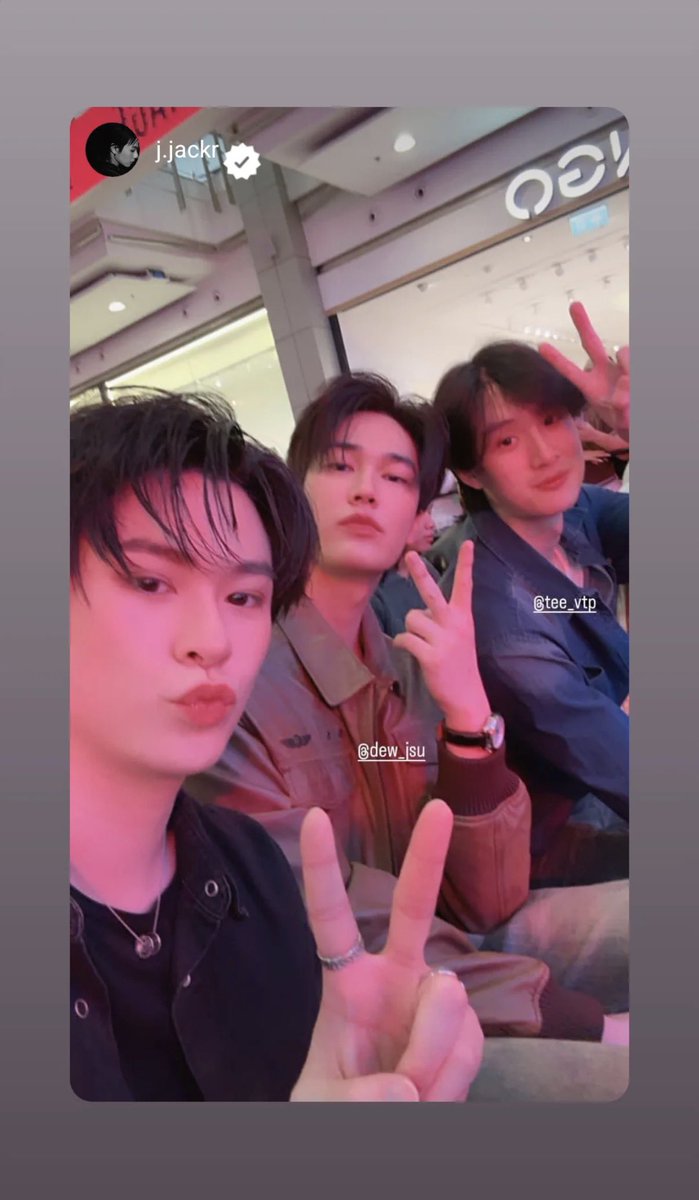 IGs <a href="/dew_jsu/">Dewjsu</a> update

ไปให้กำลังใจเพื่อนติดขอบเวทีเลยค้าบบ

#VVV_DEBUTSTAGE
#dew_jsu