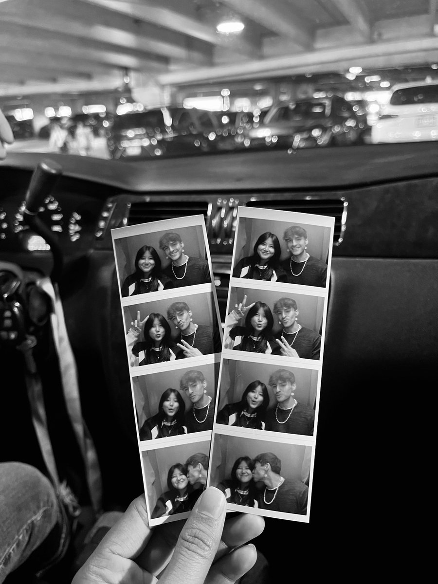 ketemu di kampus pas exchange. hari pertama kelas dia ngeliatin mulu dari awal mulai sampe kelar. 

kelar kelas dia bukain pintu trs gua basa basi “is it raining?” 

then he smiled shakes his head “are those your real eyes?” and the rest is history alias awal mulanya ASBUNNN AJE