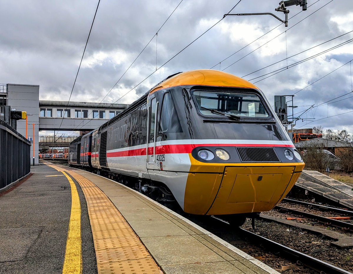 DownOnTheStour's tweet photo. Today's Photo from the Stour ๐ธ
The @125Group powercars bless the Stour with their presence. 43025 & 43060 looking sublime pass through headed back to base at Bury ๐
#DOTS #railwayphotography #trainphotography #intercity #GNER #HST #class43 https://t.co/TaJ94otSix