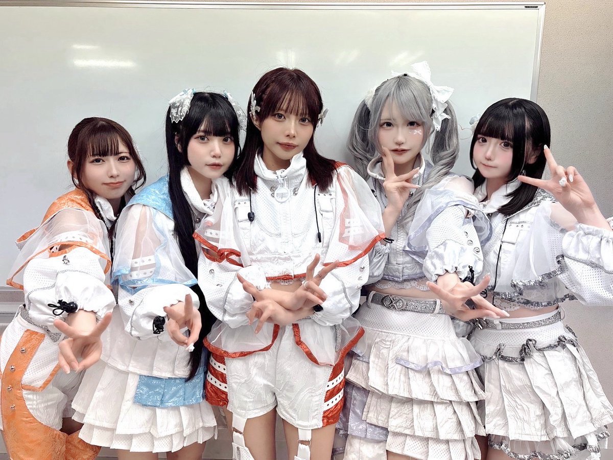 ▶︎ THANK YOU FOR TODAY… 💫 

2/24(火)
「QUEENLAND VOL.5」
ありがとうございました︎🌟

>>> SETLIST... 🪐
SE. overture
1. ウェディングナイフ
2. 切り裂いて、青春
3. ファイアフライ
4. ニューロマンサー
5. ヴァルキア
6. パラレルハイン
END MC

▶︎ ASTRAILL INFORMATION... 🎉

💫HALF