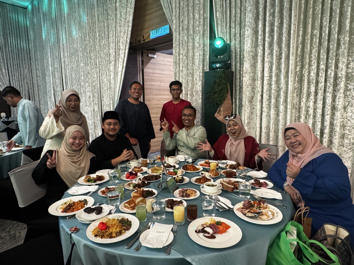wenkt's tweet photo. Berbuka puasa di Opero Hotel. #teamJB https://t.co/uiqFRhJRtp