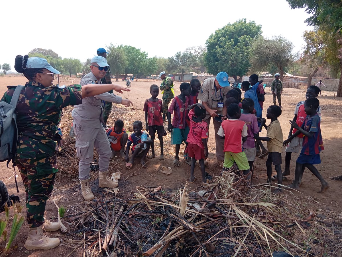 unmissmedia's tweet photo. In Bunj, #SouthSudan 🇸🇸, more than 17,000 returnees from #Sudan 🇸🇩 have sought sanctuary from the conflict in recent months. #UNMISS peacekeepers continue to patrol the area to provide protection and assess the dire humanitarian situation.
#A4P #InvestInPeace https://t.co/b2m9hoyljv