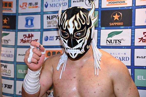 njpw1972's tweet photo. デスペラード「俺はこれで今年は『FANTASTICA MANIA』は終わり。アメリカ行っちゃうからね。ミスティコさんが言った夢。高橋ヒロムがいなくなる時に夢を見つけて向こうに行った。（中略）俺だってやりてぇこといっぱいあるからな。ただ俺は新日本にいたままやり続ける」

全文
https://t.co/msbJQyHmz4 https://t.co/hkPMaoyNFF