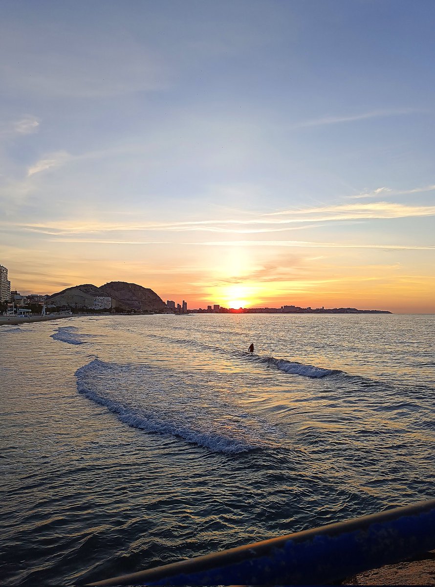 Llevamealicante's tweet photo. Amanecer de fuego en el Postiguet. El sol emerge intenso, pintando de oro el mar. La playa despierta, mágica.💙🌊✨
#llevameaalicante #alicante #Postiguet #amanecer #sunrise @Alicante_City @c_valenciana @costablancaorg @spain #mediterraneo #spain https://t.co/KS4DpR0fnd