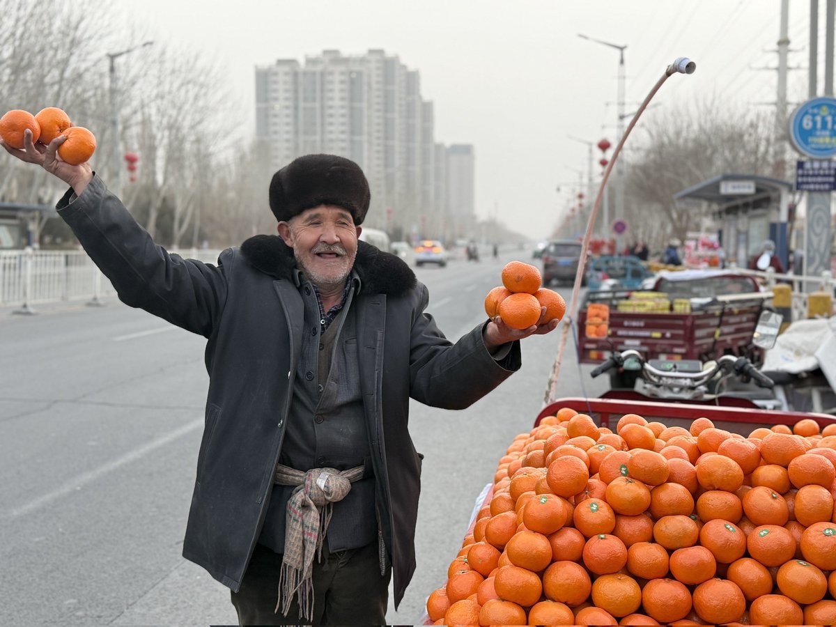 The Uyghur grandpa who sells oranges