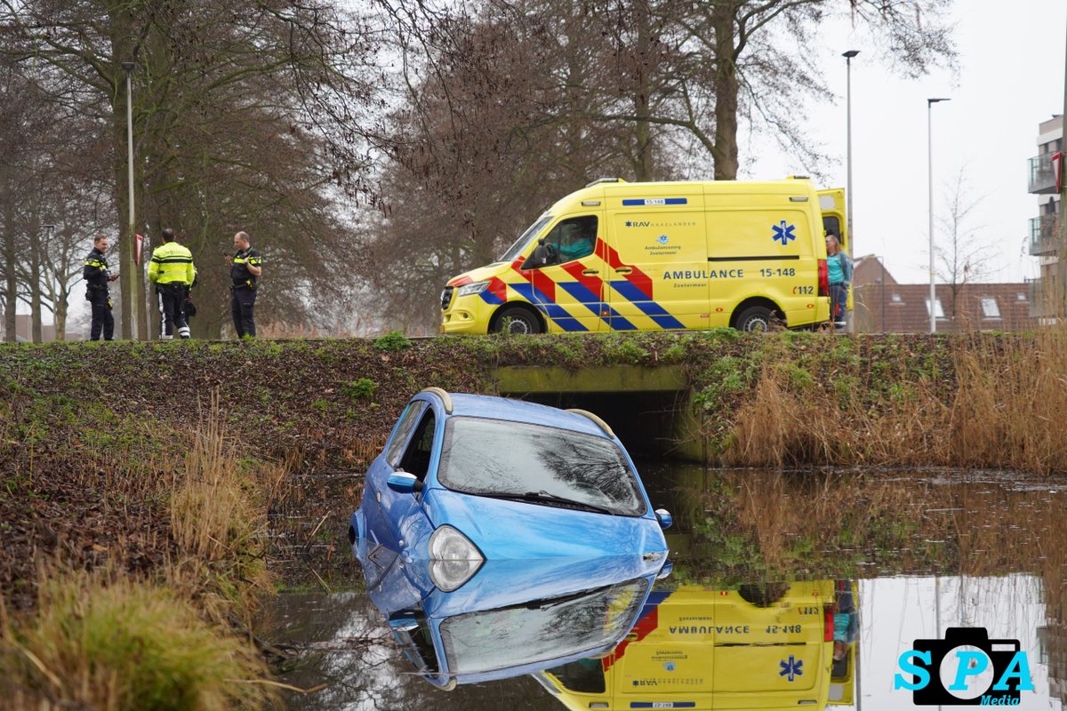 Auto te water na botsing Paletsingel in Zoetermeer