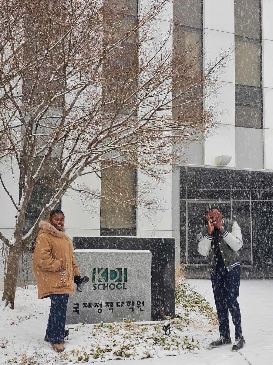 We had massive snowfall today since morning at school. Luckily, temperatures were just -2°C, so it wasn't too cold. Winter is just fighting for its last breath.