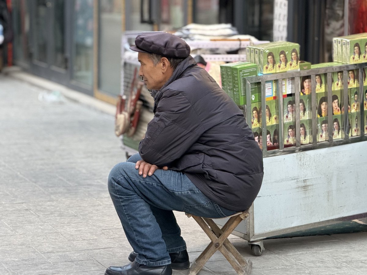 平凡的人生，也藏着最温柔的光。
An ordinary life holds the gentlest light.