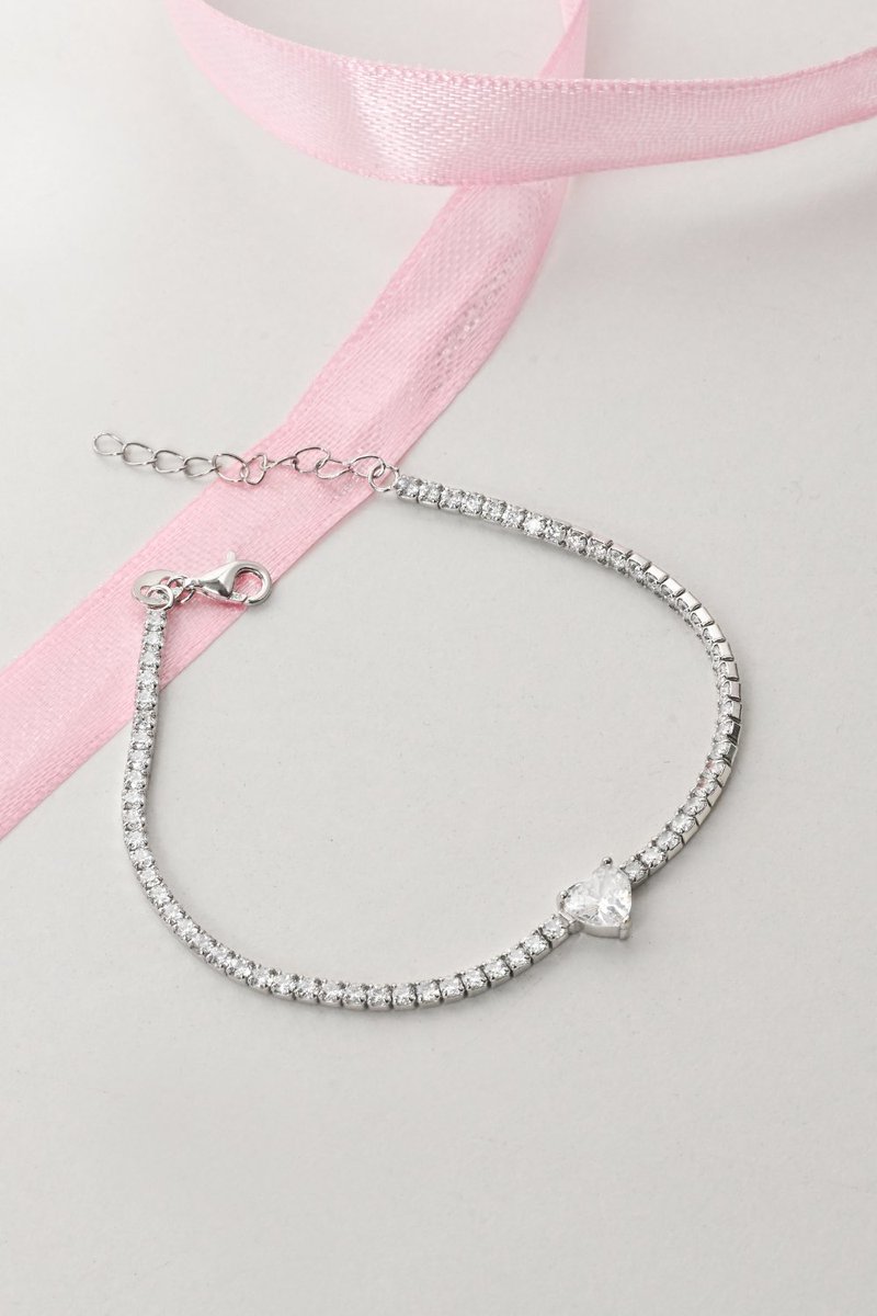 Touch925's tweet photo. Soft glam starts at the wrist.
A tennis bracelet just understands the vibe. ✨

#TennisBracelet #solitaire #SilverJewellery #Everydayjewellery #925silver https://t.co/DBCLtfdd4o