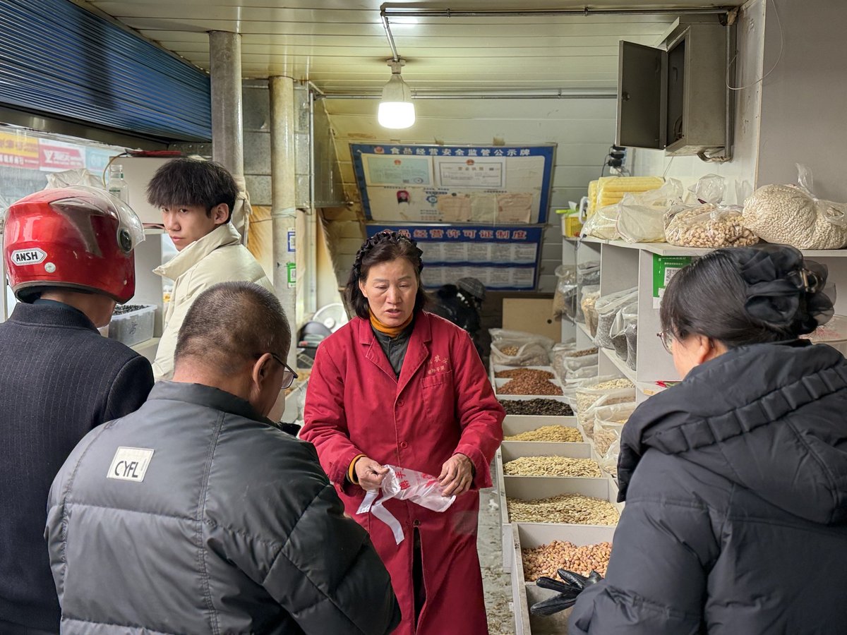 人间烟火，岁岁平安
Worldly joys, safe and sound every year