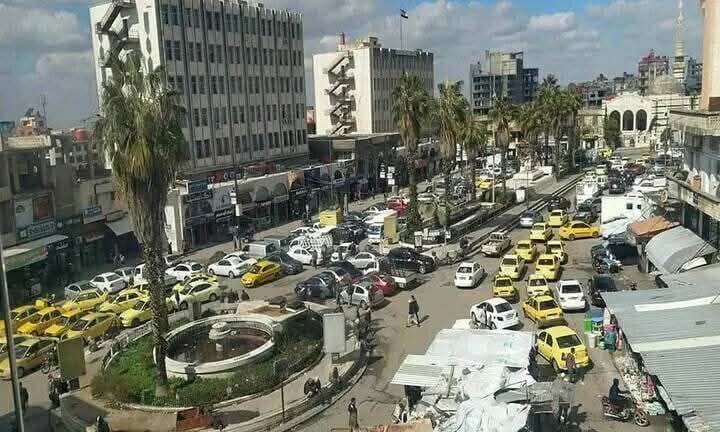 توتر أمني في #السويداء:
اشتباكات وإصابات جراء هجوم مجموعة مسلحة من قرية "لبين" على مقر اللجنة القانونية لفك احتجاز موقوف، تزامناً مع مواجهات بين مجموعة "رواد عبد الخالق" وعائلة "أبو سرحان" قرب الأمن الجنائي.
#سوريا