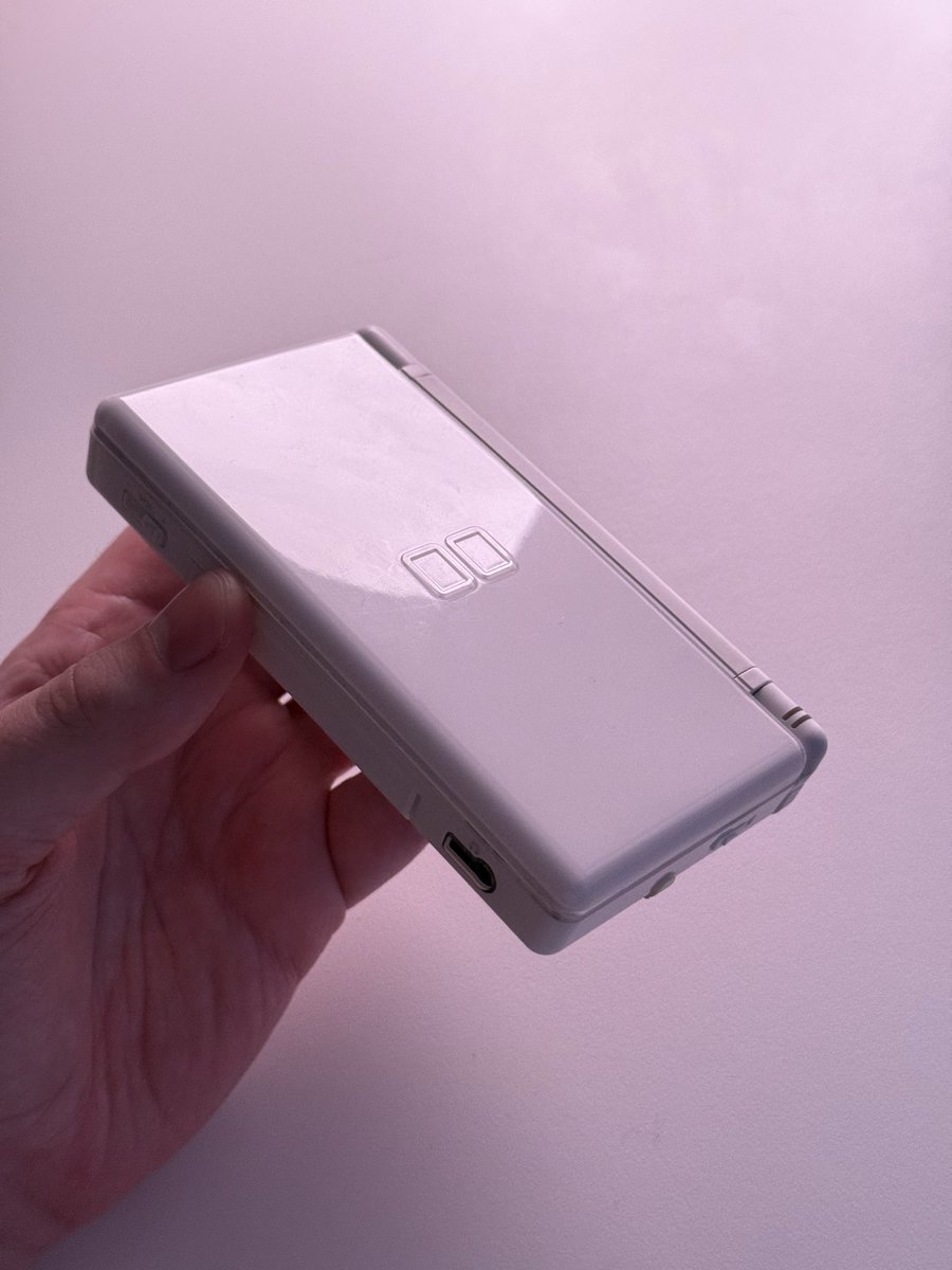 VisuelleGaming's tweet image. Just bought myself a Nintendo DS lite. Still looking sleek. #nintendods #retrogaming #nostalgia #gaming
