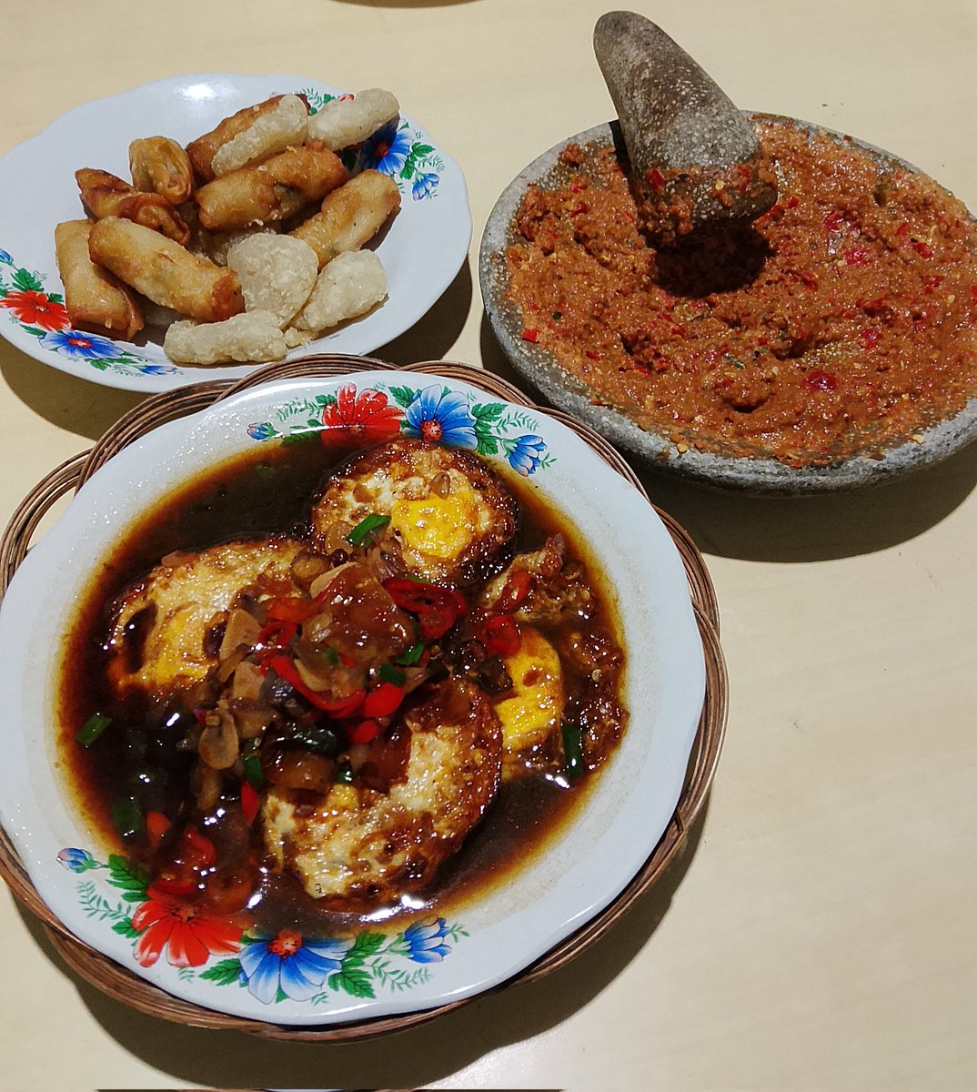 Mari berbuka puasa
- Telur Kuah Teriyaki
- Sambal Kacang
- Cireng+Risol Bihun