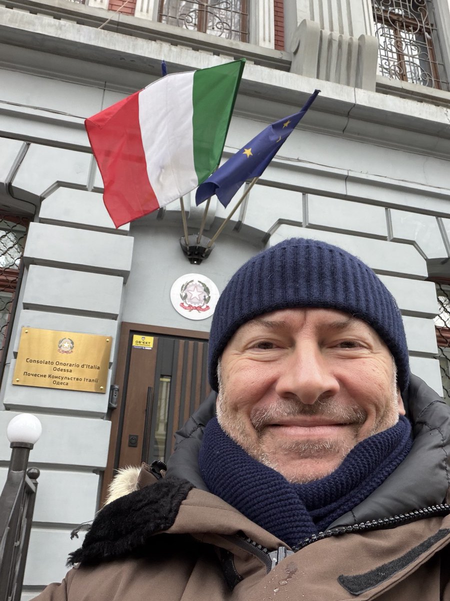 Carlo Calenda va a Kyiv. 
E pretende di dare giudizi morali, prima ancora che politici, su chi non è a Kyiv. 
Per lui andare nei luoghi della guerra non è l’occasione per parlare di #Ucraina ma è solo un modo per avere visibilità mentre attacca il centrosinistra. 
È la