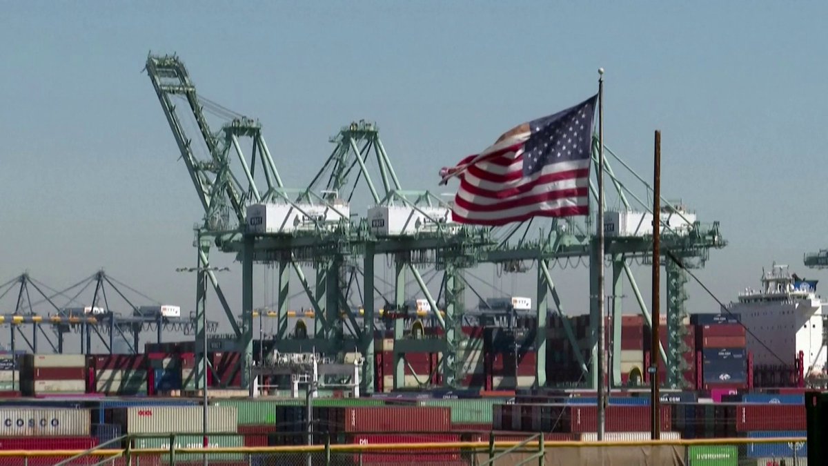 رسوم ترمب الجمركية الجديدة بنسبة 10% تدخل حيز التنفيذ بعد انتكاسة قانونية أمام المحكمة العليا الأميركية جرس الإغلاق _Business 