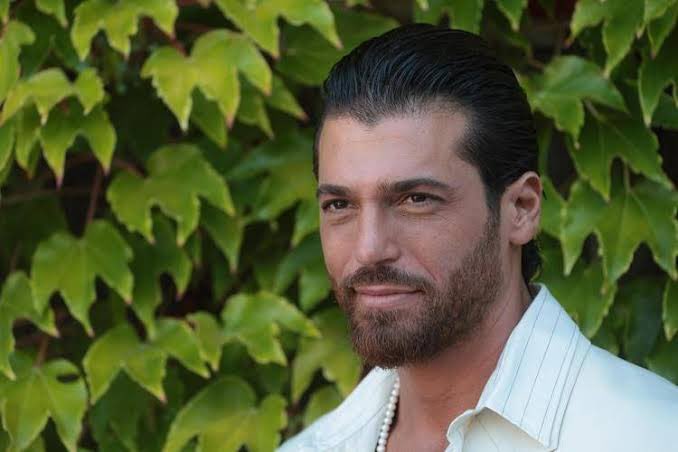 Puoi cantare una canzone turca?
Can Yaman: “No, poi andrei virale in Turchia e mi arrestano di nuovo.
Canzoni italiane? Mi piace Claudio Baglioni, mi piacciono le canzoni che mi fanno soffrire.
Se fossi stato un cantante, avrei voluto essere come Laura Pausini”

#Sanremo2026