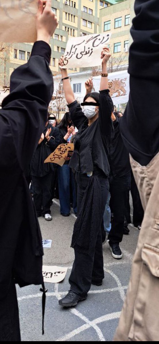 شیر و خورشید
و زن زندگی آزادی
در یک قاب
در دانشگاه

بینظیرید 🫂

#انقلاب_شیروخورشید 
#IranMassacre