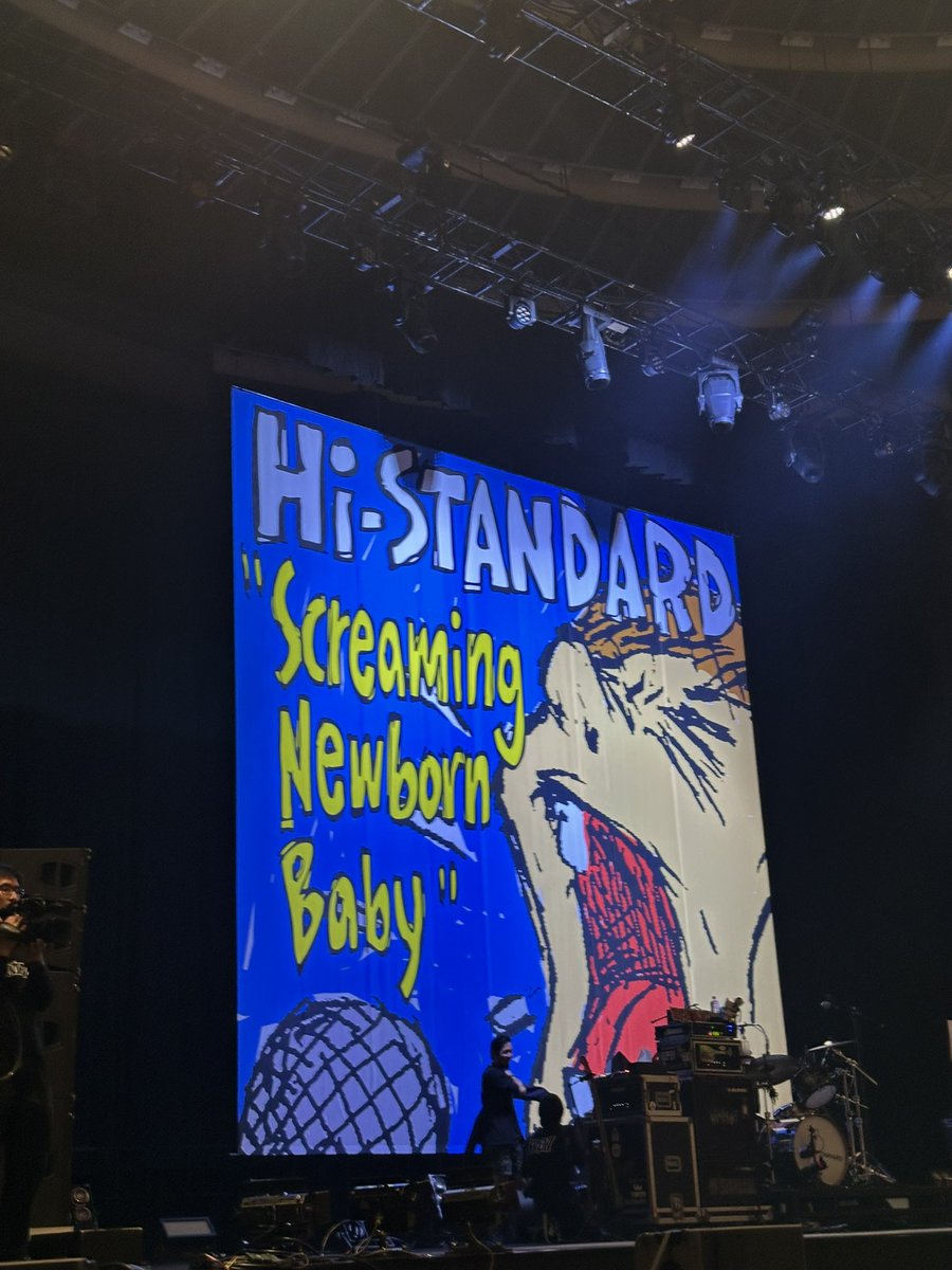 skmceaeye's tweet photo. 奇跡的に取れたハイスタ城ホのリセールチケット。開場時間少し過ぎて会場着いてブロック割見たらまさかの最前ブロック。入場列に向かう間涙が止まらなかった。ライブ最高だったな。かっこよかったな。帰りにもらったフライヤー部屋に飾ったよ。ハイスタがいるからこれからもがんばれます。ありがとう！ https://t.co/ulZdzcXYwX