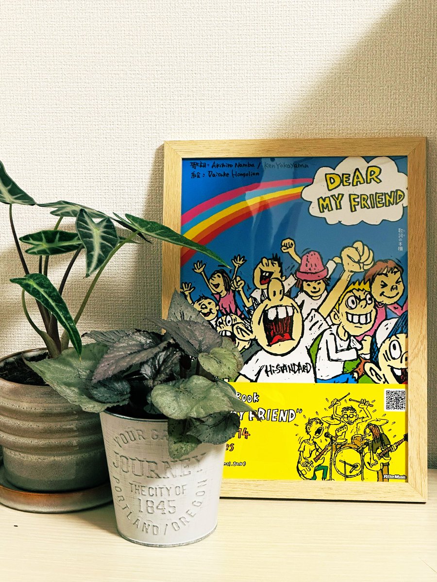skmceaeye's tweet photo. 奇跡的に取れたハイスタ城ホのリセールチケット。開場時間少し過ぎて会場着いてブロック割見たらまさかの最前ブロック。入場列に向かう間涙が止まらなかった。ライブ最高だったな。かっこよかったな。帰りにもらったフライヤー部屋に飾ったよ。ハイスタがいるからこれからもがんばれます。ありがとう！ https://t.co/ulZdzcXYwX