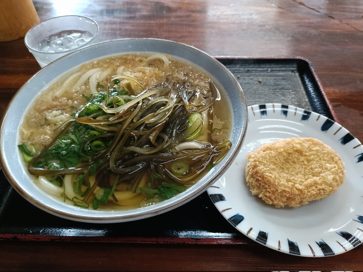 今日は久々に名玄でお昼ご飯🍚
12時半すぎだったがPの空きあり即入店‼️うどん大にお決まりのコロッケ🧆
670円お高くなりましたなあ😭
